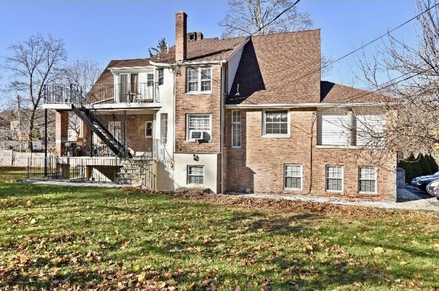 Building Photo - 2 Hollowbrook Plz