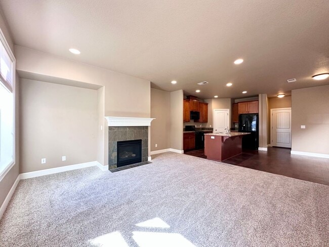 Building Photo - Modern 3 Bed/2.5 Bath with Double Car Garage Townhome in Sandy, OR!