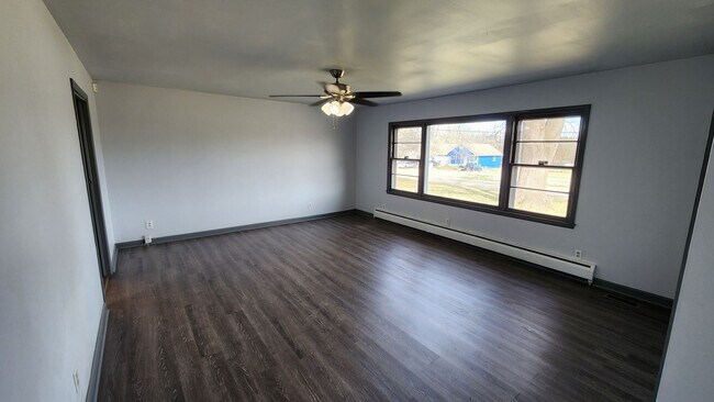 Building Photo - Beautiful, big 3BR rancher with 2 car gar near Lake Shawnee!