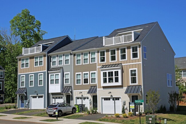 Building Photo - End-Unit Avon Park Townhome Near Biscuit Run Park