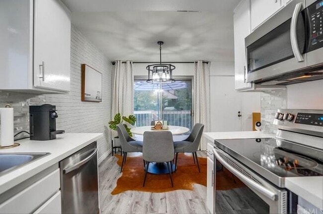 Building Photo - 1833 Camberley Ln