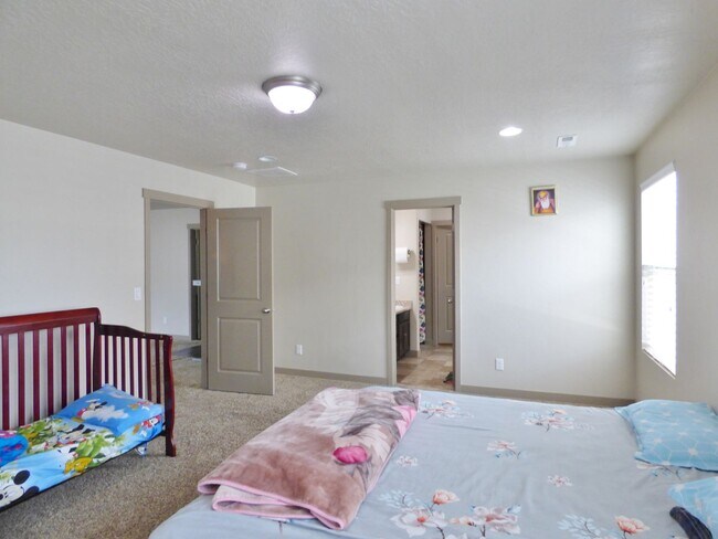 Building Photo - Great 4 Bd 3.5 Bath Townhome