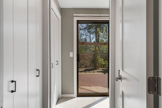 Building Photo - A Spacious Home in the Prestigious Sahalee...