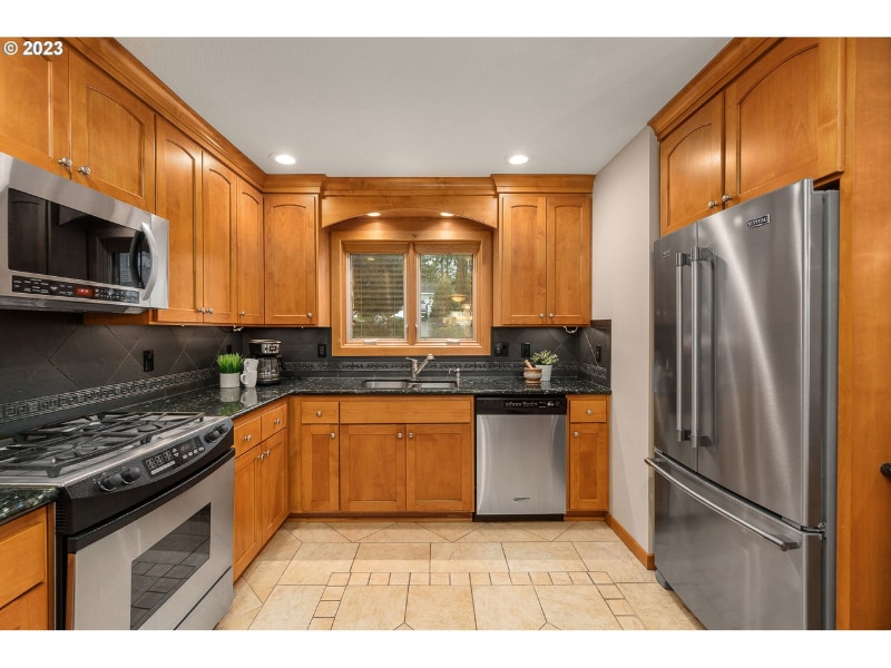 Building Photo - 16932 Greentree Ave