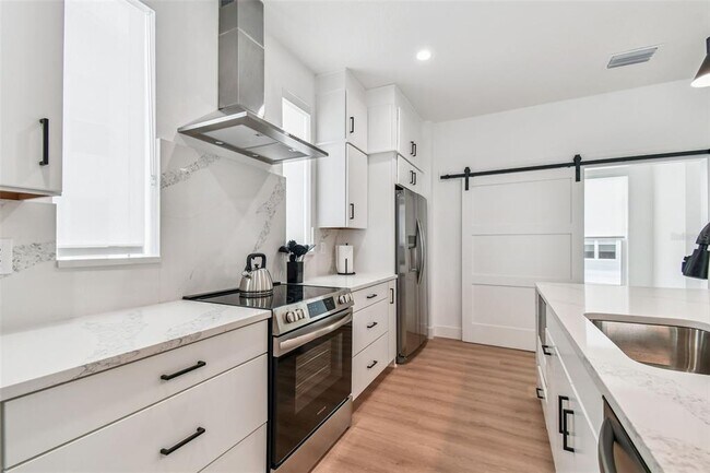 Building Photo - 3840 Pompano Dr SE