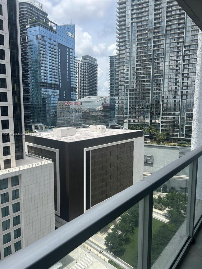 Building Photo - 500 Brickell Ave