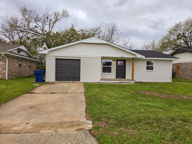Building Photo - Beautifully remodeled 3 bed 1.5 bath home ...