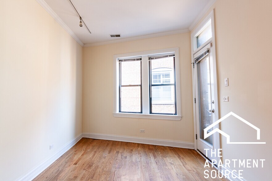 Building Photo - 626 W Roscoe St