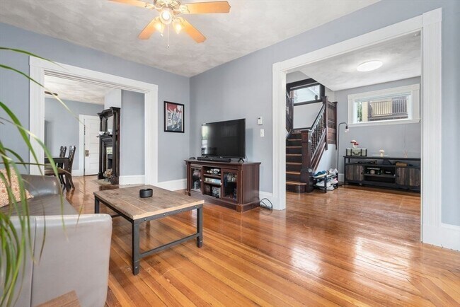 Primary Photo - 7 Howe St