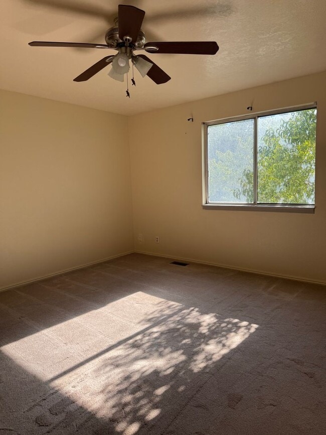Building Photo - For Rent – Spacious 4 Bed, 3 Bath Home
