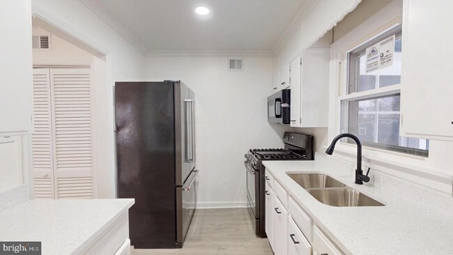 Building Photo - 6511 Enfield Dr