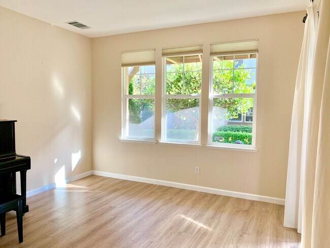 Building Photo - Perfect Shape Large 3 Story Single Family ...