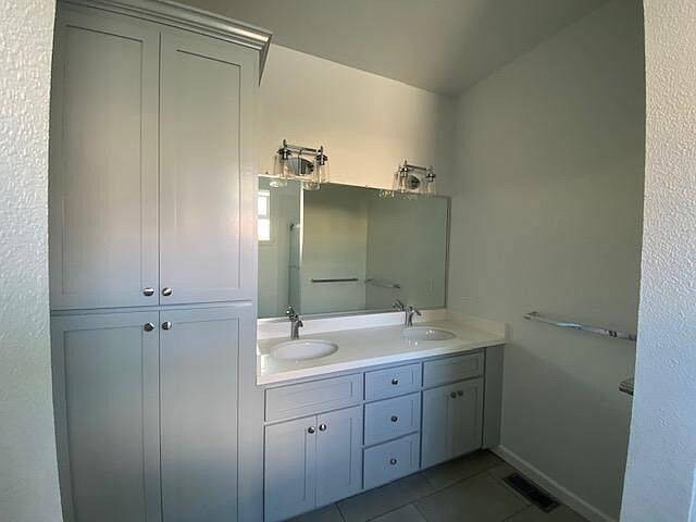 Building Photo - 3 bedroom in Oakland CA 94609