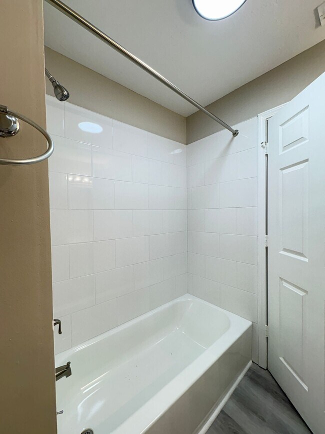 Building Photo - Bellagio Living III