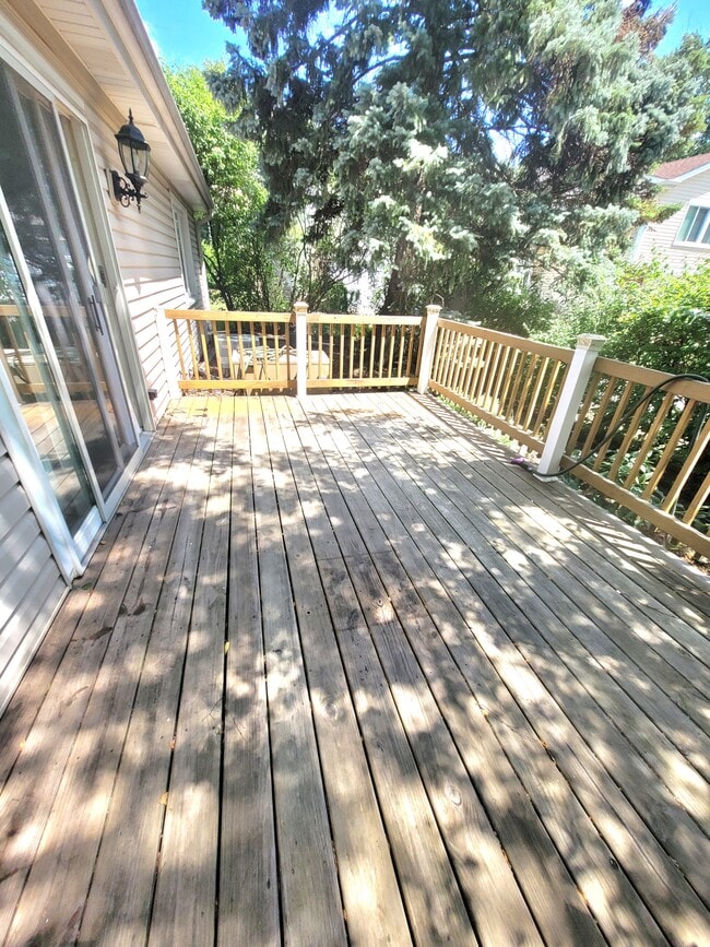 Building Photo - 110 Green Meadow Ct