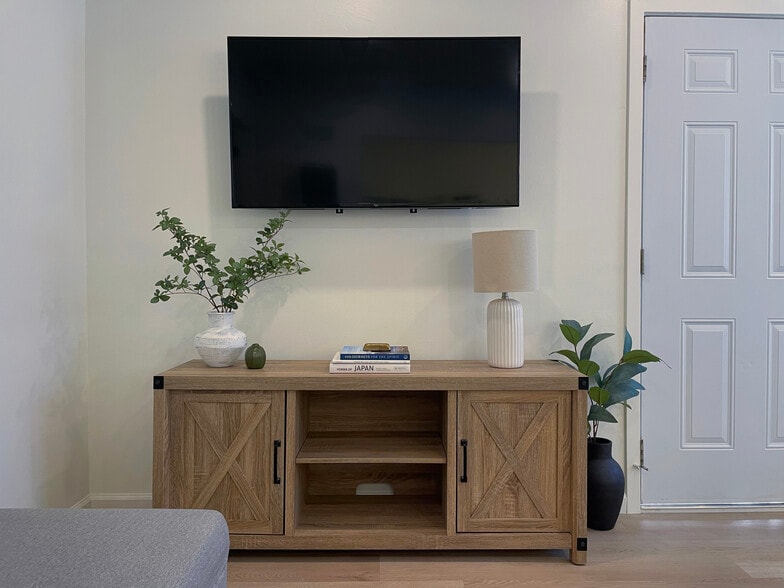 Building Photo - 813 W Beach Ave