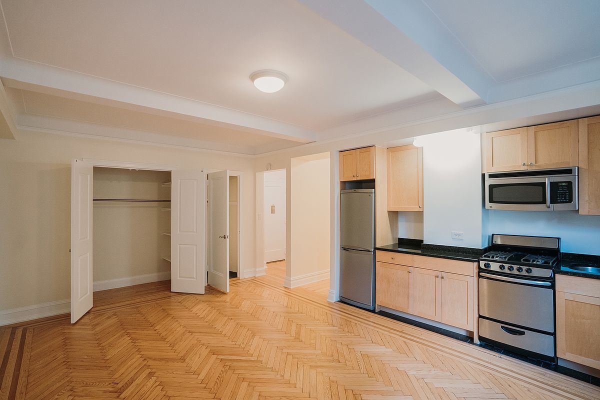 Building Photo - 248 E 68th St