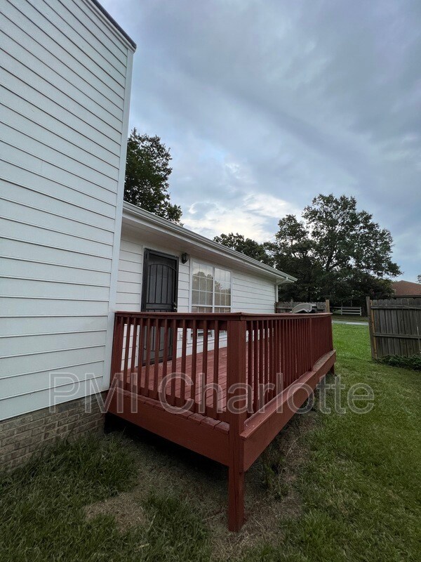 Building Photo - 9007 Vicksburg Rd