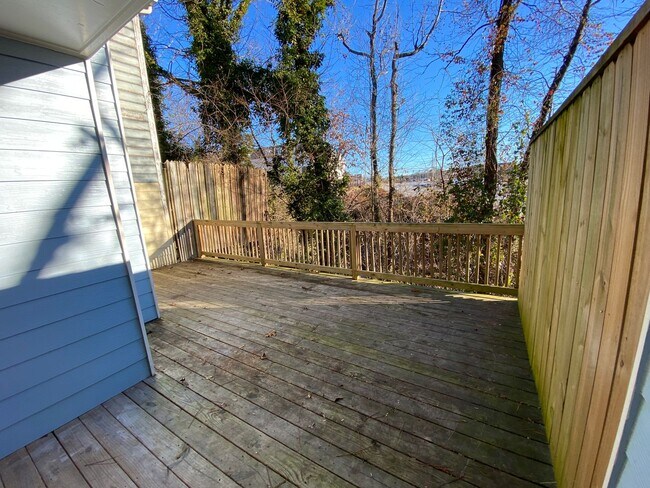 Building Photo - 2 Bedroom 2.5 Bath Townhome in Great Marietta Location w/ a Unfinished Basement