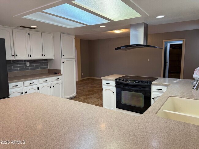 Building Photo - 7126 W Sunnyside Dr