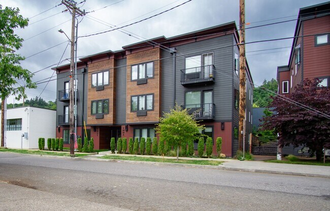 Primary Photo - Spacious 2nd Floor 2-Bed in John's Landing...