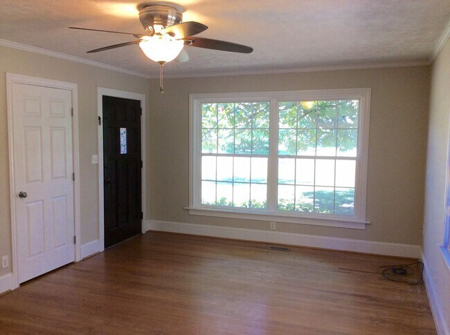 Building Photo - OAK CREST