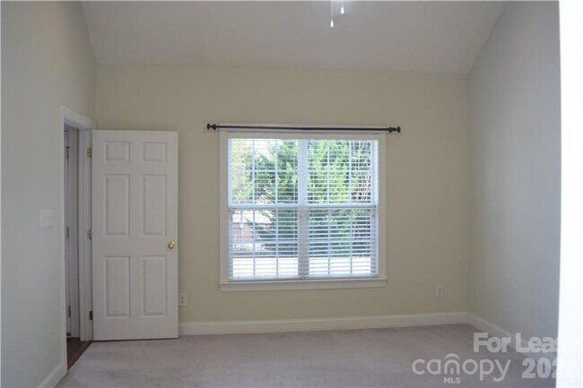 Building Photo - Stylish Braxton Gate Townhome with Garage & Main-Level Primary Suite