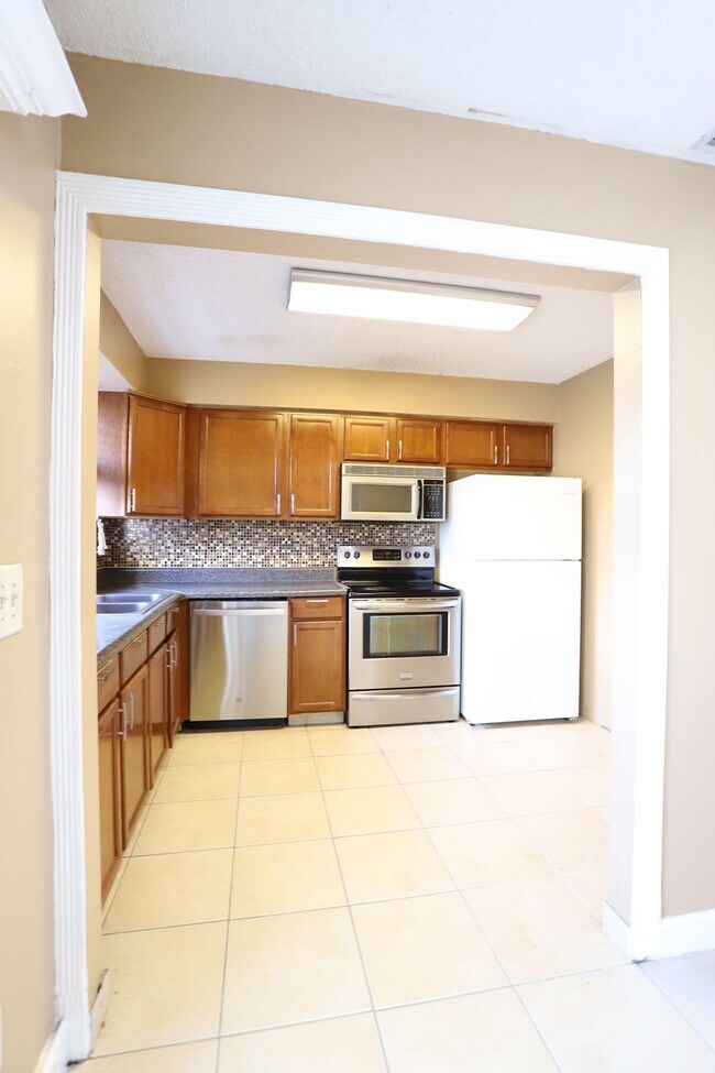 Building Photo - 2303 Seaside Dr