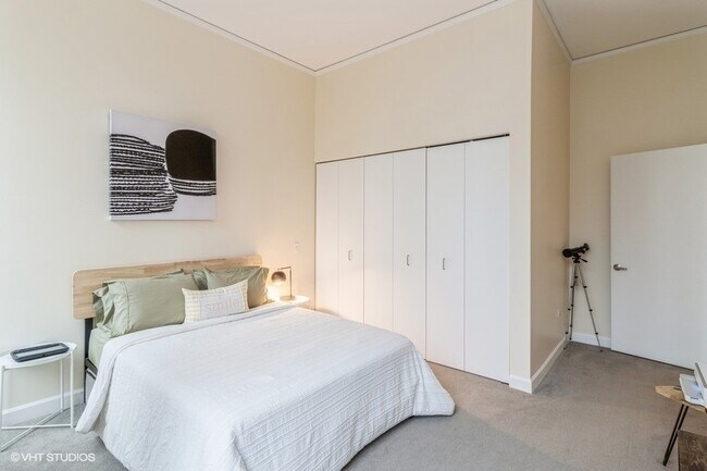 Building Photo - 201 N Westshore Dr