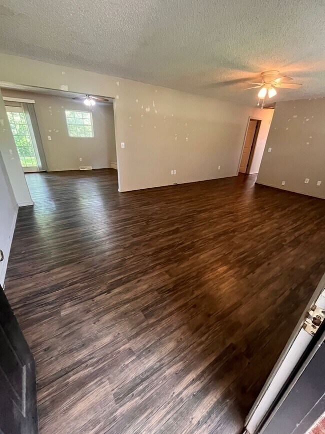 Building Photo - Brentwood 3 bedroom & 2 bathroom home, Huge Fenced Yard