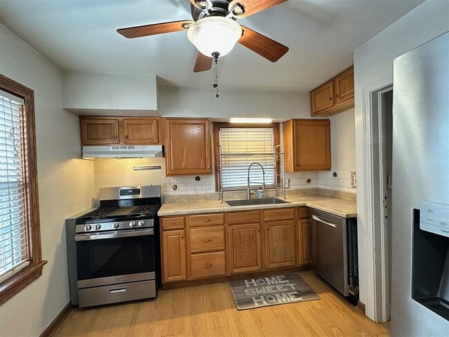 Building Photo - 332 E Esplanade Ave