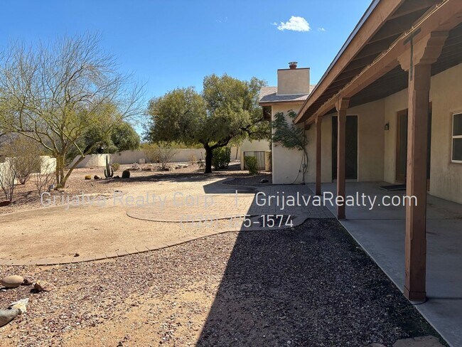 Building Photo - Huge Retreat Style Property for Rent in Central Tucson (Ft Lowell/Campbell)