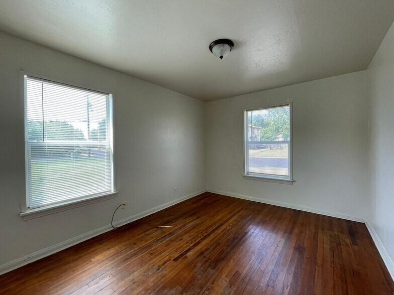 Building Photo - 803 Sissom Rd