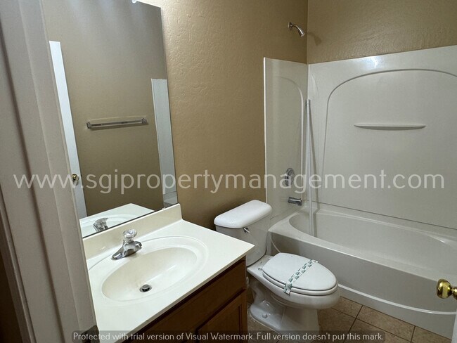 Building Photo - Beautiful split floorplan in a great neigh...