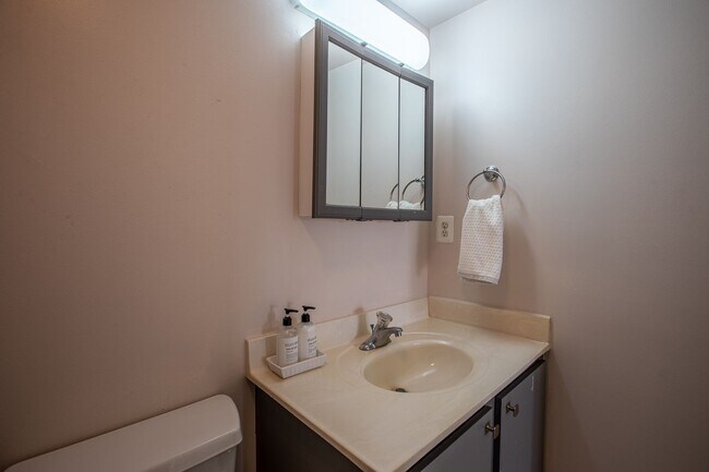 Building Photo - Charming 2 BR/2 BA Condo in Barry Farms!