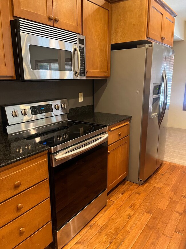 Building Photo - 3 Bedroom 2.5 Bath Townhouse