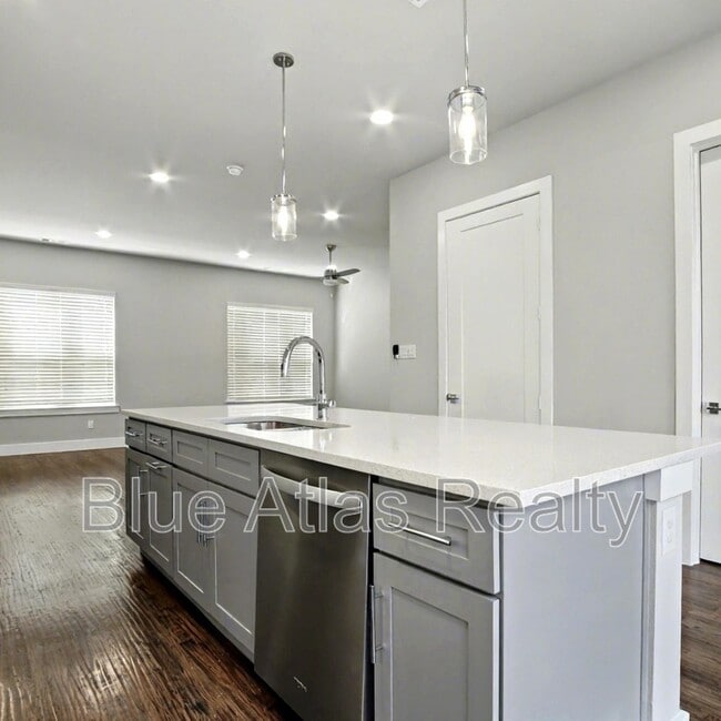 Building Photo - 728 N Plano Rd