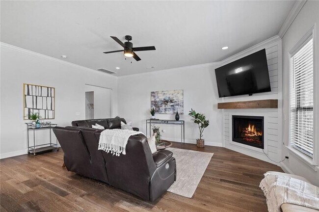 Building Photo - 230 Bequette Ln