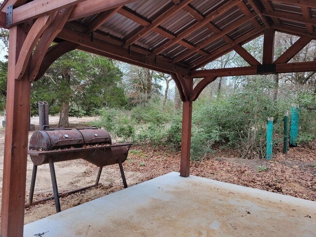 Building Photo - 8601 Oakridge Dr