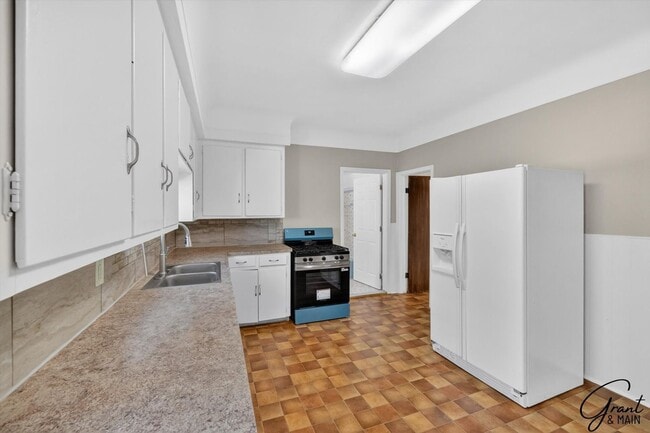 Building Photo - $1450 4 Bedrooms