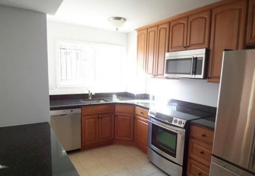 Kitchen with peninsula and stainless steel appliances - 1386 Bryant St NE