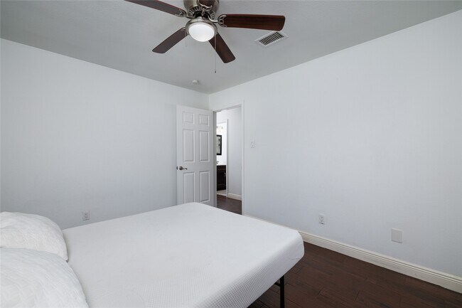 Building Photo - 12826 Hill Dr