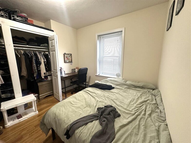 Building Photo - 1056 Cambridge St