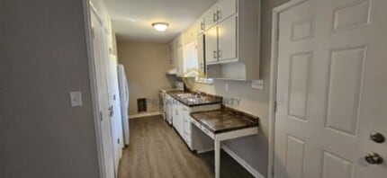 Building Photo - Renovated 1 Bedroom at Campbell Apartments Near Downtown Available Now!