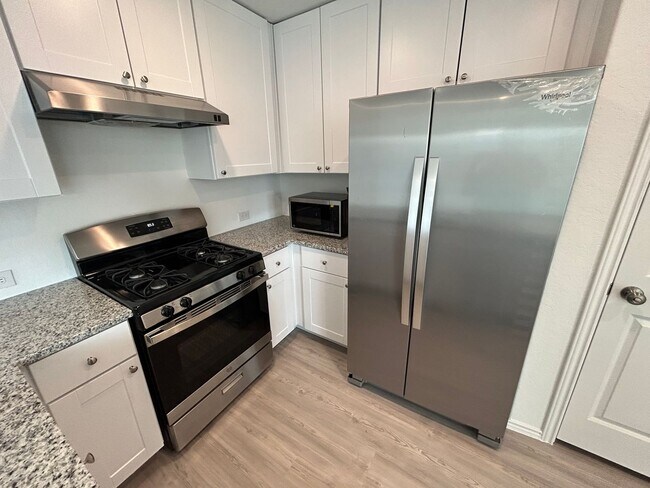Building Photo - Modern 4-Bedroom Living with Community Pool Access!