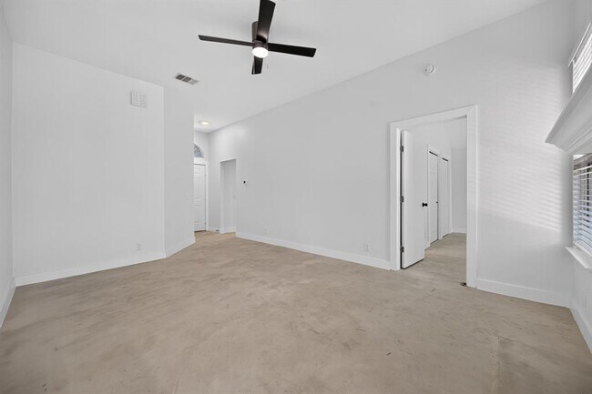 Building Photo - 14511 Oliphant St