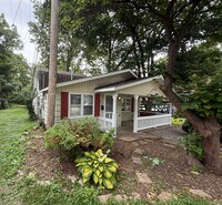 Building Photo - Newly Renovated 2 Bed / 1 Bath Grandview Home with Hardwood Floors & Deck