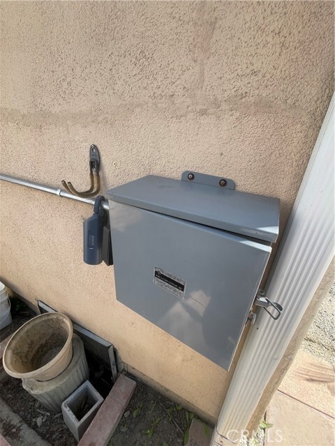 Building Photo - 16707 Moorpark St