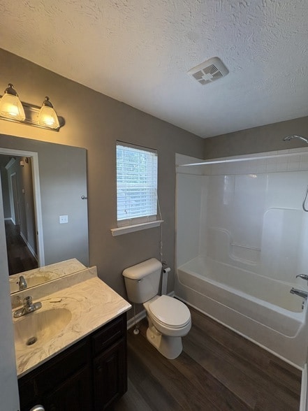 Building Photo - 1009 Halverson Dr
