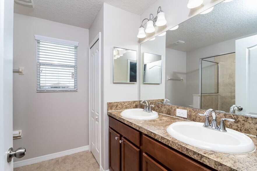 Building Photo - 1021 Seminole Sky Dr